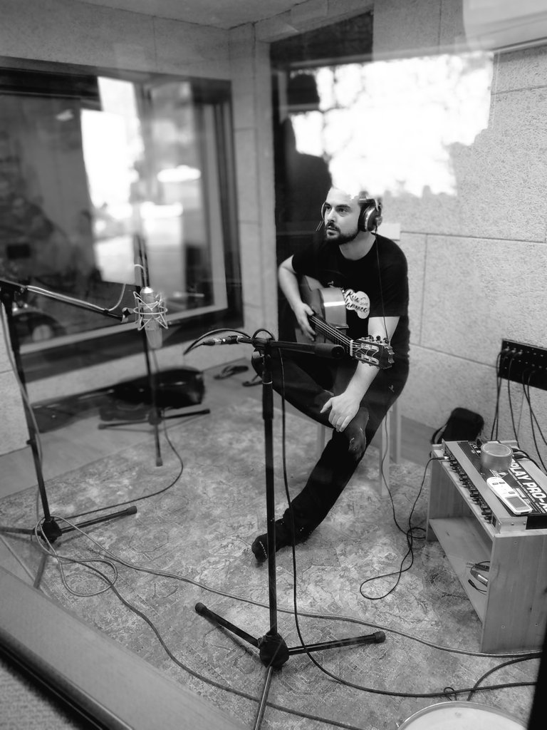 LaTribu29's tweet photo. ¡Vamos a darle magia flamenca al disco! @QuiniLopez 
#latribu29 #grabando #estudiolaluciernaga #rec https://t.co/UZaIxpMOpC