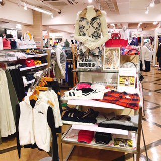 ASTUTE_PR's tweet photo. ヴィクトリアゴルフ新宿店���Fで11/6（Tue）までノベルティフェアーを開催中！！期間中、#riendasuelta の商品をお買い上げの方にオリジナルティーをプレゼント。今日から日曜日までの3日間は1万円以上のお買い上げでオリジナルマーカーをプレゼントしています♡この機会に是非お越しくださいね♪♪ https://t.co/3lbMHmWp5E