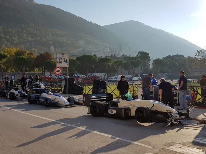 HillClimbLocura's tweet photo. Viernes de verificaciones, luce el sol en GUBBIO ( Italia ) ,el FIA HILLCLIMB MASTERS a horas de comenzar.Sábado desde las 9:30 las mangas de entrenamiento. Domingo desde las 9:00 las 3 carreras oficiales.El domingo será retransmitida por el canal de Youtube de la FIA. #HillClimb https://t.co/Y1seUhRqvX