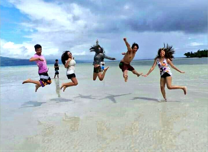 dumidyeypee's tweet photo. @Wave891FM We were able to see and experience the sandbar and white sand of Cagbalete Island in Quezon. Jump shot! 😊😊😊
#BBG #BoracayTropics #AirAsia #Wave891FM https://t.co/bLBJZfaY2O