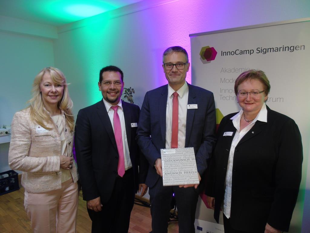 WFS_Sigmaringen's tweet photo. Die Zukunft in Sigmaringen hat begonnen! Gesten Eröffnung der ersten Säule des @InnoCamp_SIG das Innovations- und Technologiezentrum ITZ mit rund 150 geladene Gäste. sieben bereits vermieteten Büros. @fthoennessen als Key-Note-Speaker https://t.co/GWGXe7yJwe https://t.co/gKLkJCLB4n