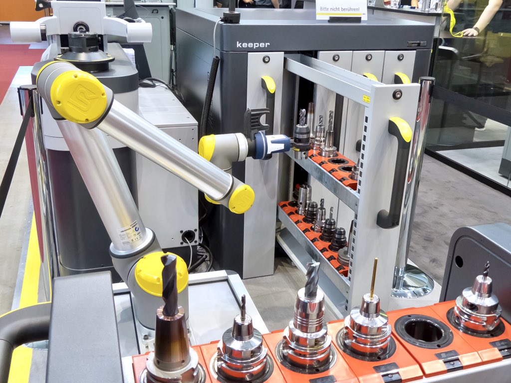 MECHATRONIK_CM's tweet photo. 🤖 Die neue Kollegin 👩 im Toolroom: Mit dem kollaborativen #Roboter cora von #Zoller können #Werkzeuge 🛠 vollautomatisch kommissioniert, zusammengebaut, vermessen, umgesetzt &amp; je nach Zustand sortiert werden.
#MECHATRONIK #Motek2018 #Industrie40 #SmartFactory #Automation #Cobot https://t.co/AZFJ1TMTCa