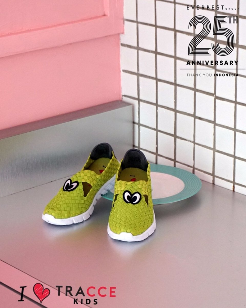 TracceID's tweet photo. Trick or treat? Be prepared for the upcoming Halloween party in this quirky pair! #Weave upper dengan pola mata kartun unik, CILLO buat si kecil makin eksis! Temukan di toko #tracce terdekat #EverbestGroup25 https://t.co/hzt8olrcCu