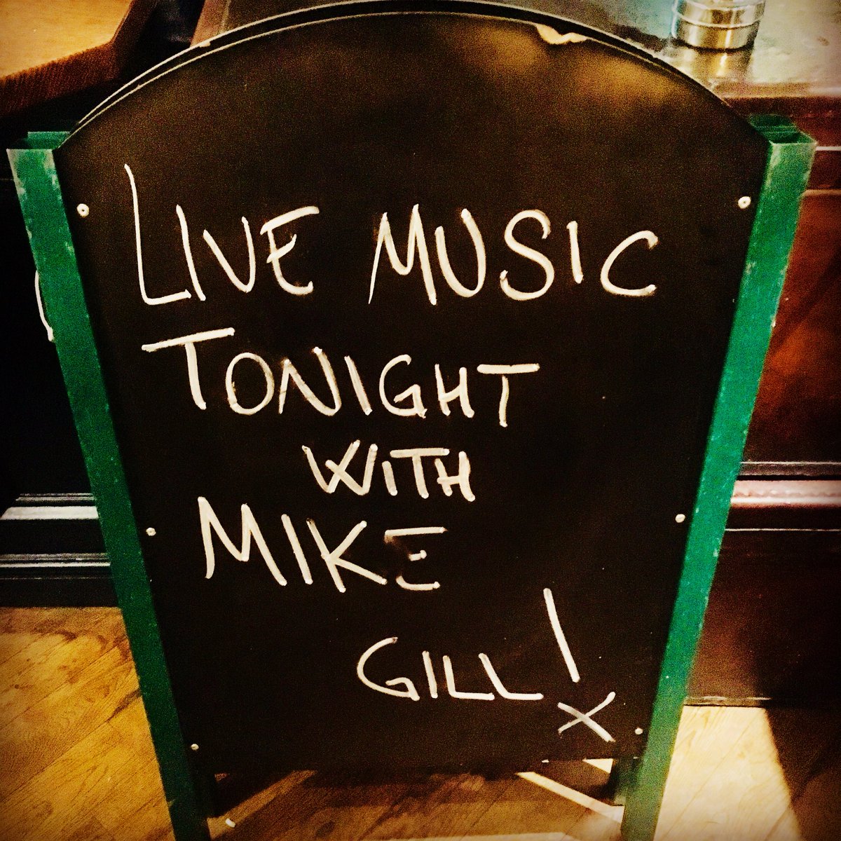 mikegillmusic's tweet photo. I'll be playing the #Acoustic #LiveMusic tonight at the lovely @TheDraytonCourt #WestEaling #London from 8pm! 
Come and #ChooseAtune 
#Live #Music #Weekend #PubLife #SingSong #Tunes #Requests #Friday #Ealing #Fullers #onemanshow https://t.co/Wdcbu5Pvhe
