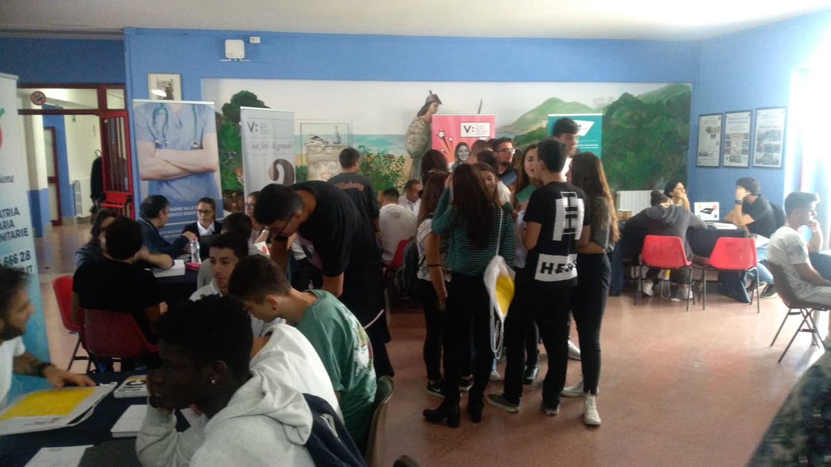 ItaliaEducation's tweet photo. Questa mattina siamo a #Salerno con le attività di #orientamento dell'EducationalTour. Grazie al Liceo Severi per l'ospitalità. #università #postdiploma #orientamentoinuscita #alternanza presenti anche: @UNISOBNapoli @NABAMilano @unicampania @rafflesmilano #TutorUp e @LinkCampus https://t.co/uh1mE6Q8UQ