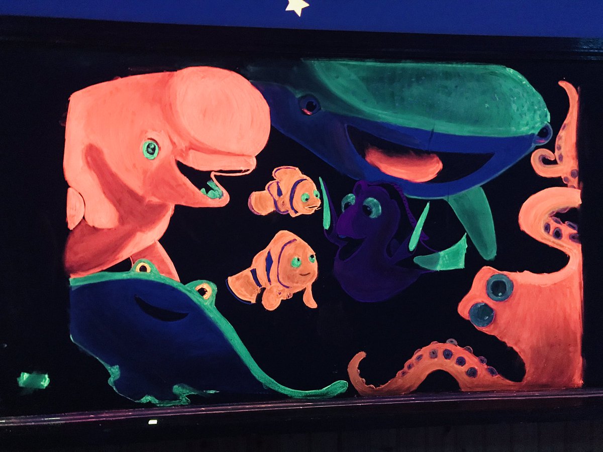 りょうたろう 14日 日曜日は天工祭です 電気科2年はブラックライトで黒板アートやります めっちゃ映えるんで皆んな見に来てください 文化祭 黒板アート インスタ映え