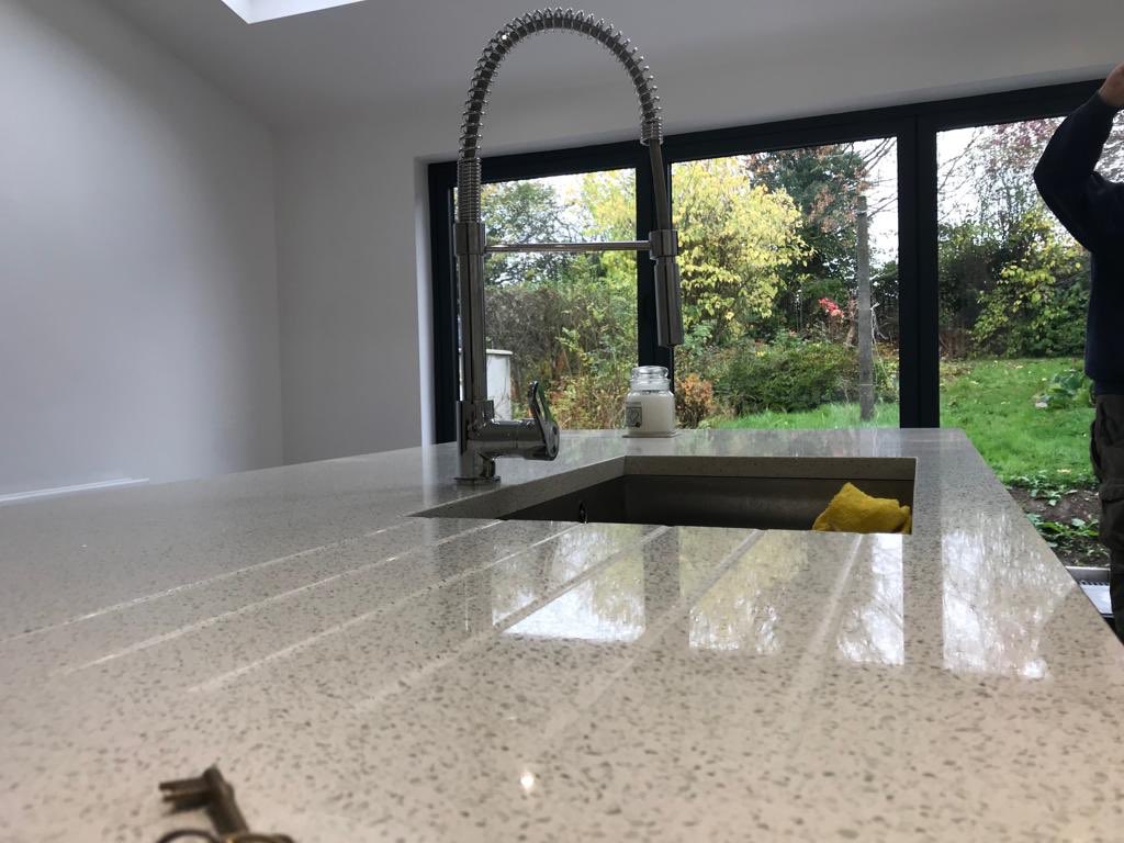 EliteConst1's tweet photo. Recently completed kitchen supplied and fitted for a private residential customer. 

Handleless white gloss and starlight white quartz worktops, undermount sink and full supply of integrated appliances. https://t.co/dtu4KU2fG7