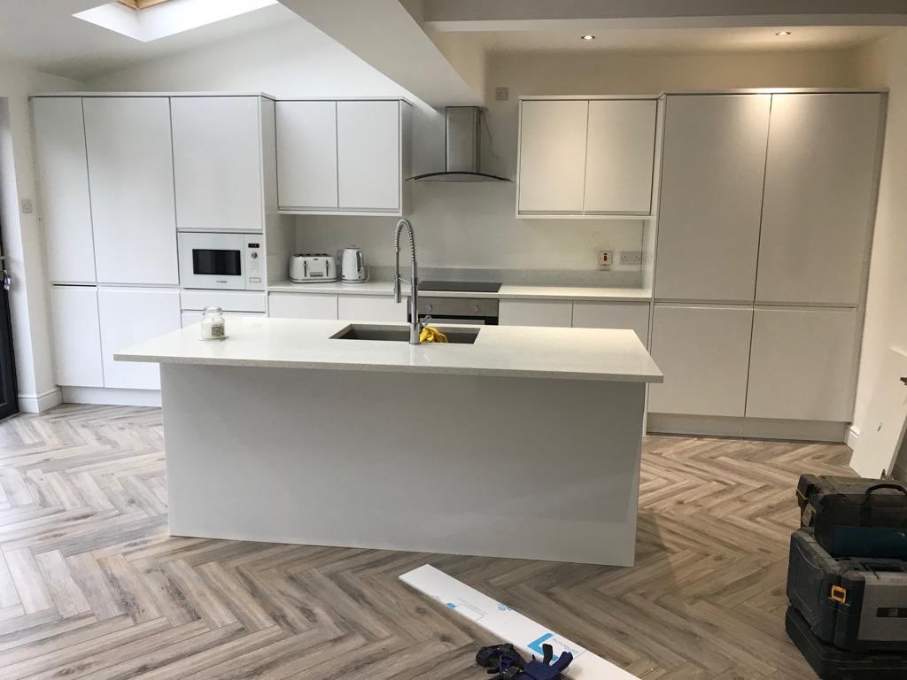 EliteConst1's tweet photo. Recently completed kitchen supplied and fitted for a private residential customer. 

Handleless white gloss and starlight white quartz worktops, undermount sink and full supply of integrated appliances. https://t.co/dtu4KU2fG7