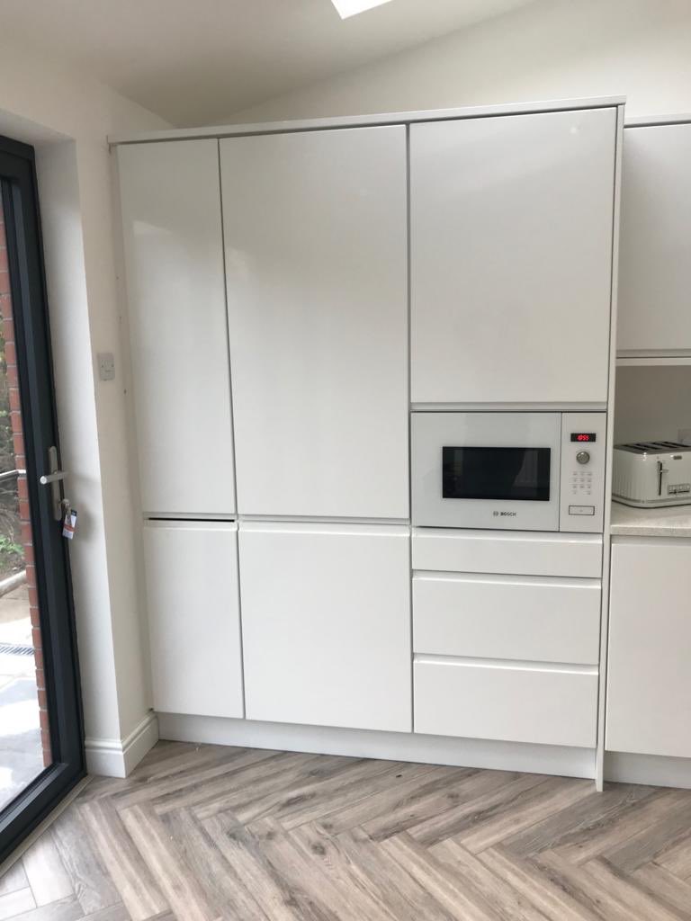 EliteConst1's tweet photo. Recently completed kitchen supplied and fitted for a private residential customer. 

Handleless white gloss and starlight white quartz worktops, undermount sink and full supply of integrated appliances. https://t.co/dtu4KU2fG7