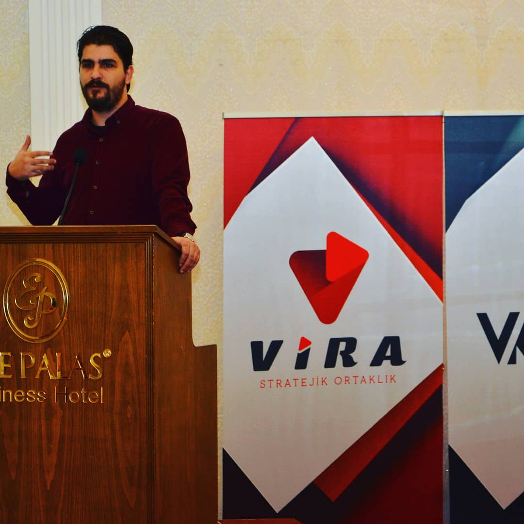 virastratejik's tweet photo. VKOD eğitmenlerimizden @emreustaoglu lansmanımızda çalışanların neden kodlama eğitimi almalarını aktardı. Nedenleri incelediğimizde karşımıza oldukça geniş bir perspektif çıkıyor.

#vkod #virayadanış #dijitalçağ #kodlamaeğitimi #dijitaldünya #hr https://t.co/QbGbMb66o1
