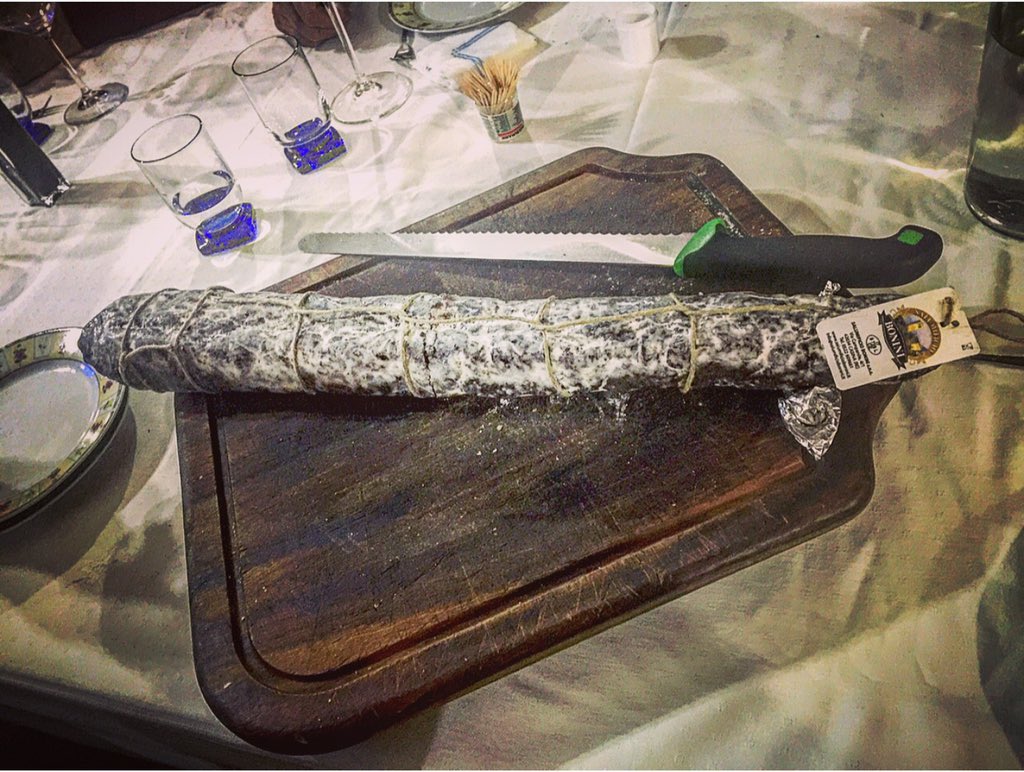 Salumif_Bonini's tweet photo. Quando arrivi al dolce pieno come un uovo ma ti ritrovi davanti l'esatta riproduzione (con tanto di corda e sigillo!)
del Salame Bonini...
..di cioccolato...
e non riesci a smettere di mangiare!!
😍👏🏻🍫🍰
#thanksalot #dinner #lastnight #salumificiobonini #sweetness #italianfood https://t.co/lfm2Bk8fe4