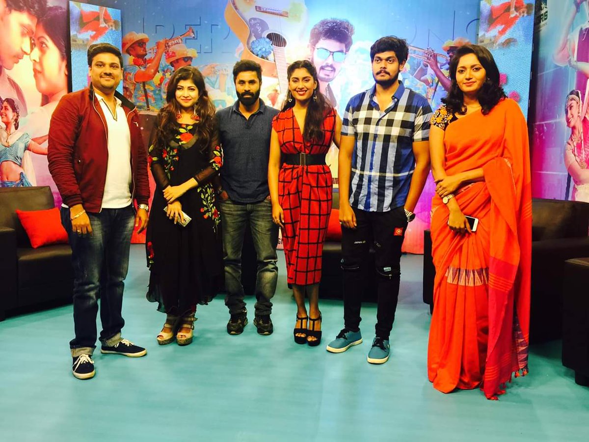 shiekpro's tweet image. #Koothan Promotion mode at #KalaingarTv

@raana5933 @SREE22896556  @CuteSonalSingh @NagendraPS555 @ItsmebalzG @FameShinewoods @ShiekPro #NilgirisMurugan @sumaiya1118 @KalaingarTV
