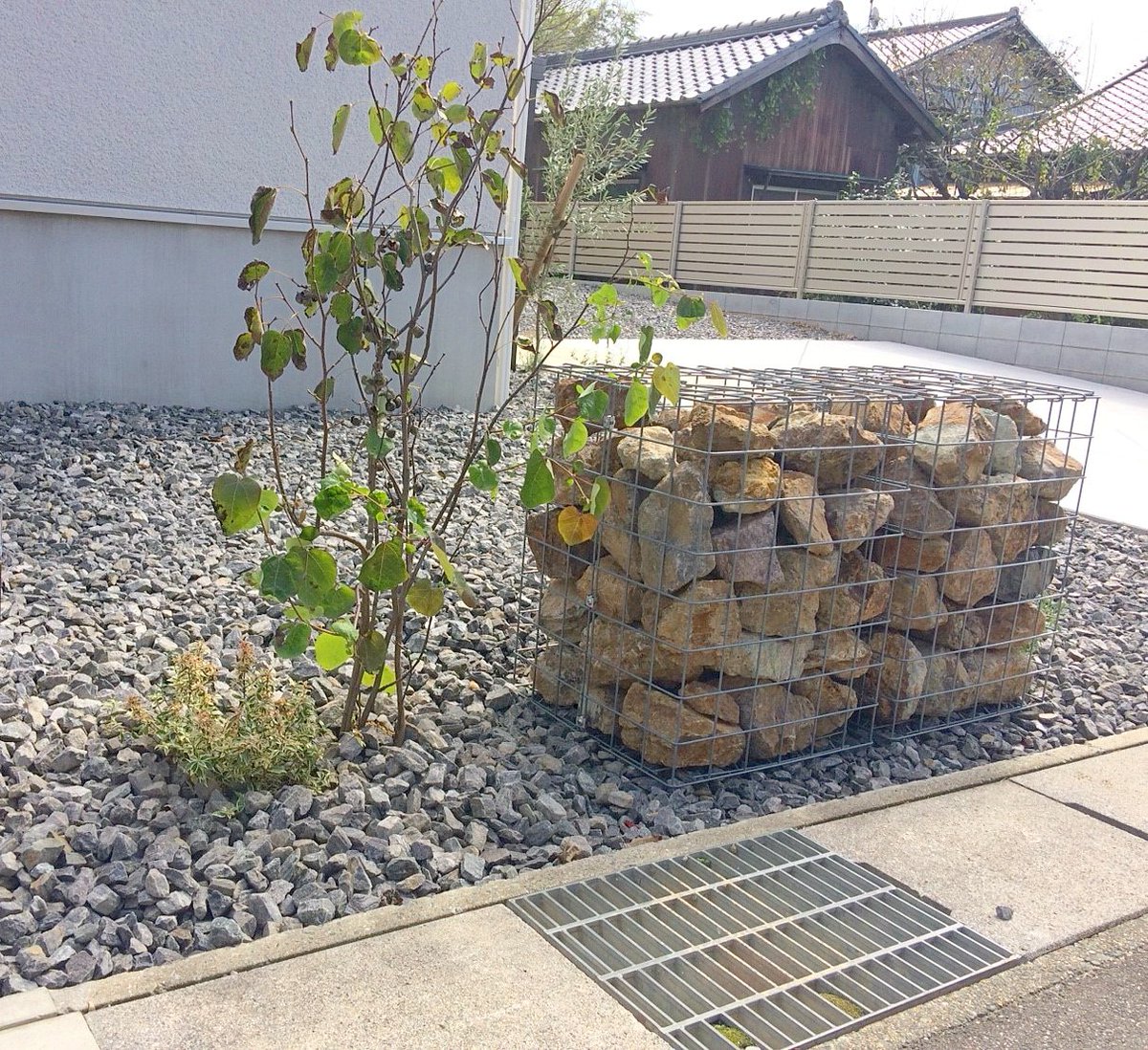 株式会社lebois Di Twitter ガビオンのあるお庭が完成しました 見た目の格好良さだけでなく 道路からの侵入も防ぎます ガビオン マルバノキ アベリアホープレイズ 砕石敷き 優しくシンプル なデザイン みどりのある暮らし 庭 外構 デザイン 安城市 刈谷市
