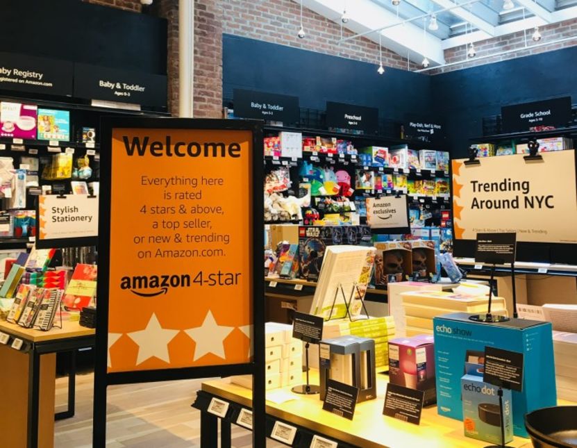 AVerdureau's tweet photo. #Amazon capitalise sur ses meilleures ventes #ecommerce #4star pour assurer la performance d'une boutique #offline à #NYC . Chaque produit vendu est soutenu par sa pancarte #amazoncustomerreview , on adore, non? https://t.co/UUax9WsQfD @LSA_CC @JeromeMONANGE @cdeniaud https://t.co/U80kMgX7up