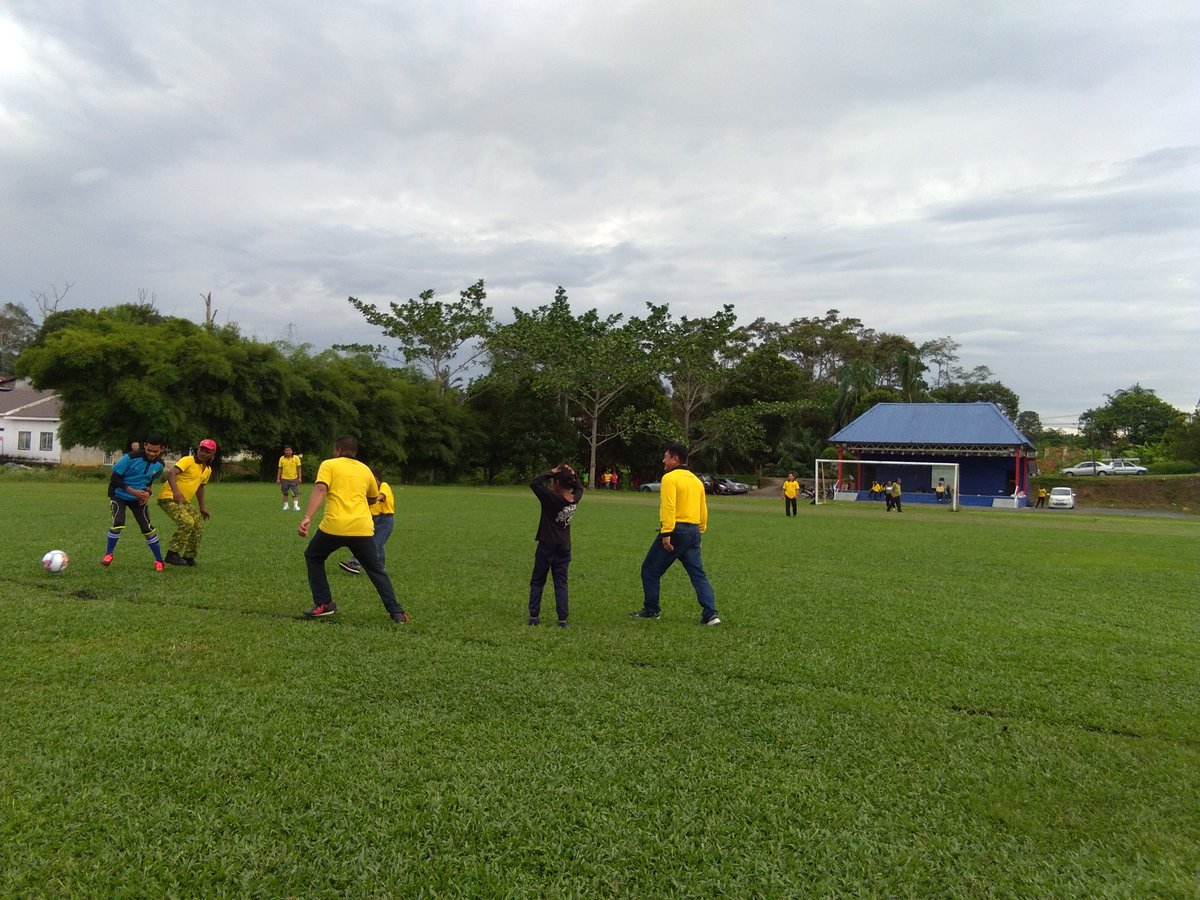 RELAkulai's tweet photo. Sorotan aktiviti sempena Hari Sukan Negara 2018 peringkat RELA daerah Kulai
(Sukan Bola Sepak Lelaki)
@alwi_ibrahim59 
@relamalaysia 
@zulkifliabidin 
@kamarudin_rapig 
@Roslannong 
@RELA_Johor 
@msrz81 
#HariSukanNegara2018 
#hsn2018 
#getyourgameon 
#hsn18 https://t.co/y7hWS4s7Ik