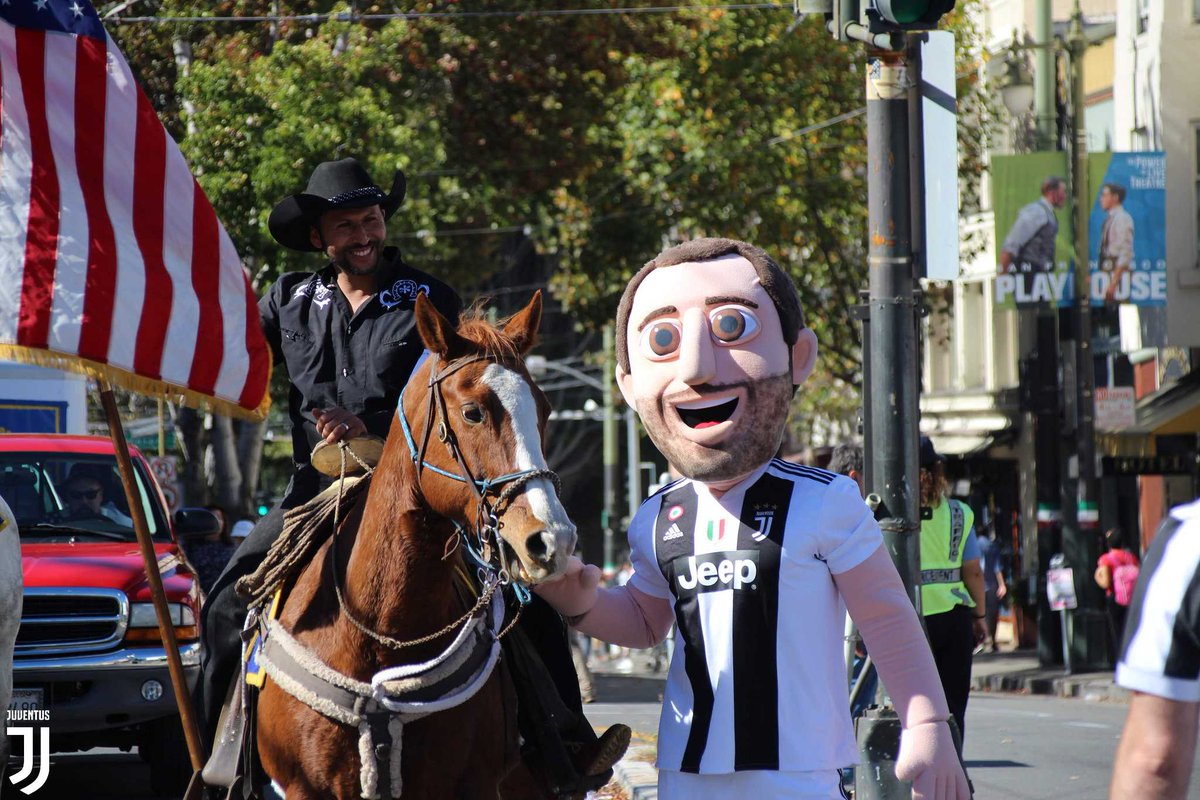 juventusfc's tweet photo. Il Columbus Day di #NewYork 🗽 parla ⚪️⚫️

Presenti i nostri @juventusclubsv e @JuventusClubNYC, e la #JuventusAcademy NY all’Italian Heritage Parades 🇮🇹🙏🇺🇸

➡️ https://t.co/T5Q9TM8pp1

#ForzaJuve https://t.co/y0aW0fNdHh