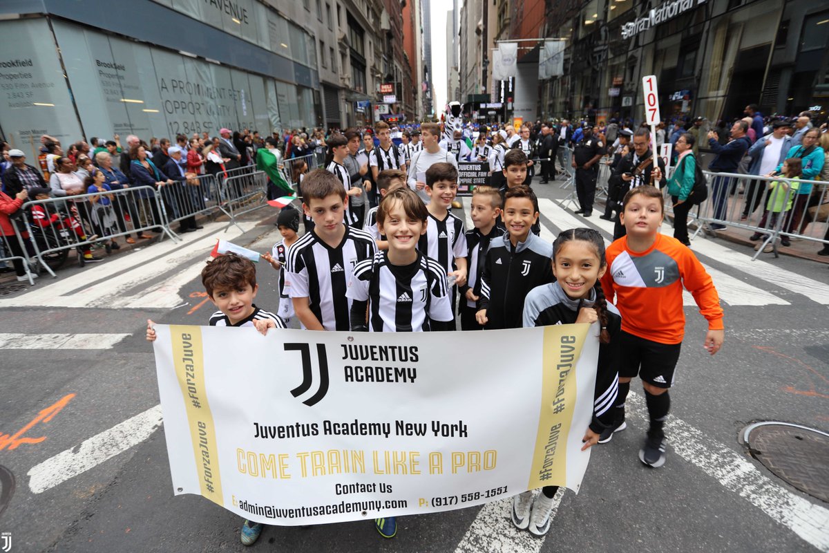 juventusfc's tweet photo. Il Columbus Day di #NewYork 🗽 parla ⚪️⚫️

Presenti i nostri @juventusclubsv e @JuventusClubNYC, e la #JuventusAcademy NY all’Italian Heritage Parades 🇮🇹🙏🇺🇸

➡️ https://t.co/T5Q9TM8pp1

#ForzaJuve https://t.co/y0aW0fNdHh