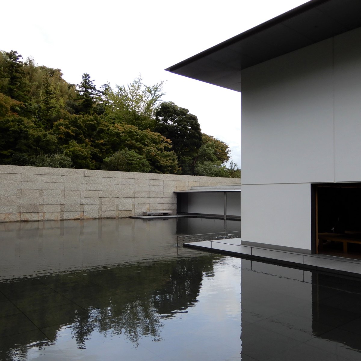 金沢文化スポーツコミッション 鈴木大拙館は 曇りの日でも絵になりますね こちらで鈴木大拙館と弓道のつながりについてご紹介しています T Co Zpsiacoyyh