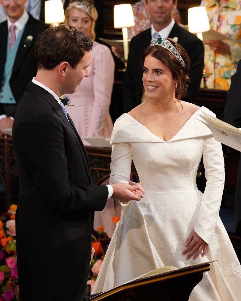 ShireTipis's tweet photo. Congratulations to Princess Eugenie and her Husband Jack Brooksbank. We do love a #RoyalWedding here at #ShireTipis 😍👰🏼🥂🍾🍂
 
#ThatDress #ThoseFlowers #Beautiful #RoyalWedding2018 #PrincessEugenie #jackbrooksbank #london #royals #wedding #weddingdress https://t.co/KMcXxI28xT