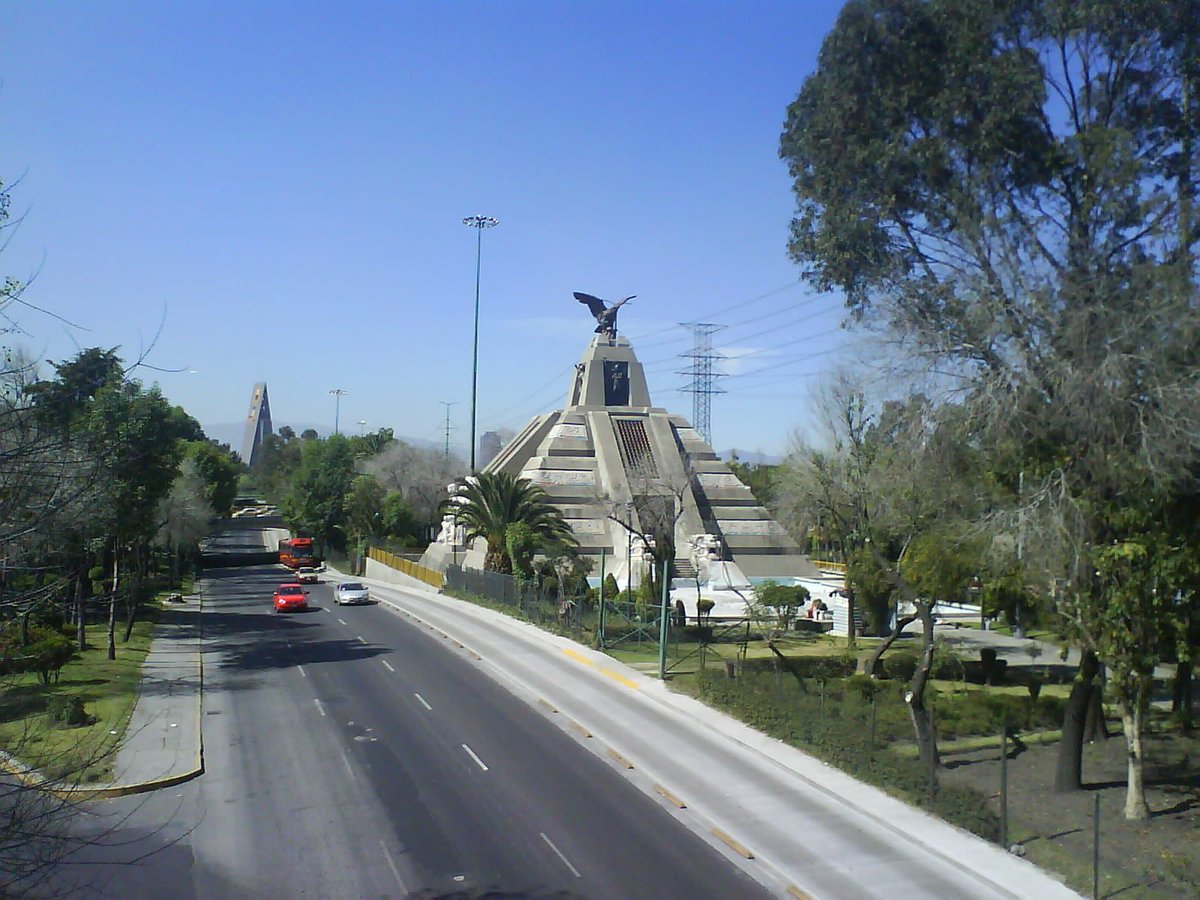 AmorxMexico1's tweet photo. Para conmemorar el #12deOctubre, conozcamos el monumento erigido en CDMX a través del tiempo, el cual es coronado por el águila posada sobre un pedestal con placas de bronce con relieve de los Tlatoanis de la Triple Alianza. #DíaDeLaRaza https://t.co/FnVuyo1awB