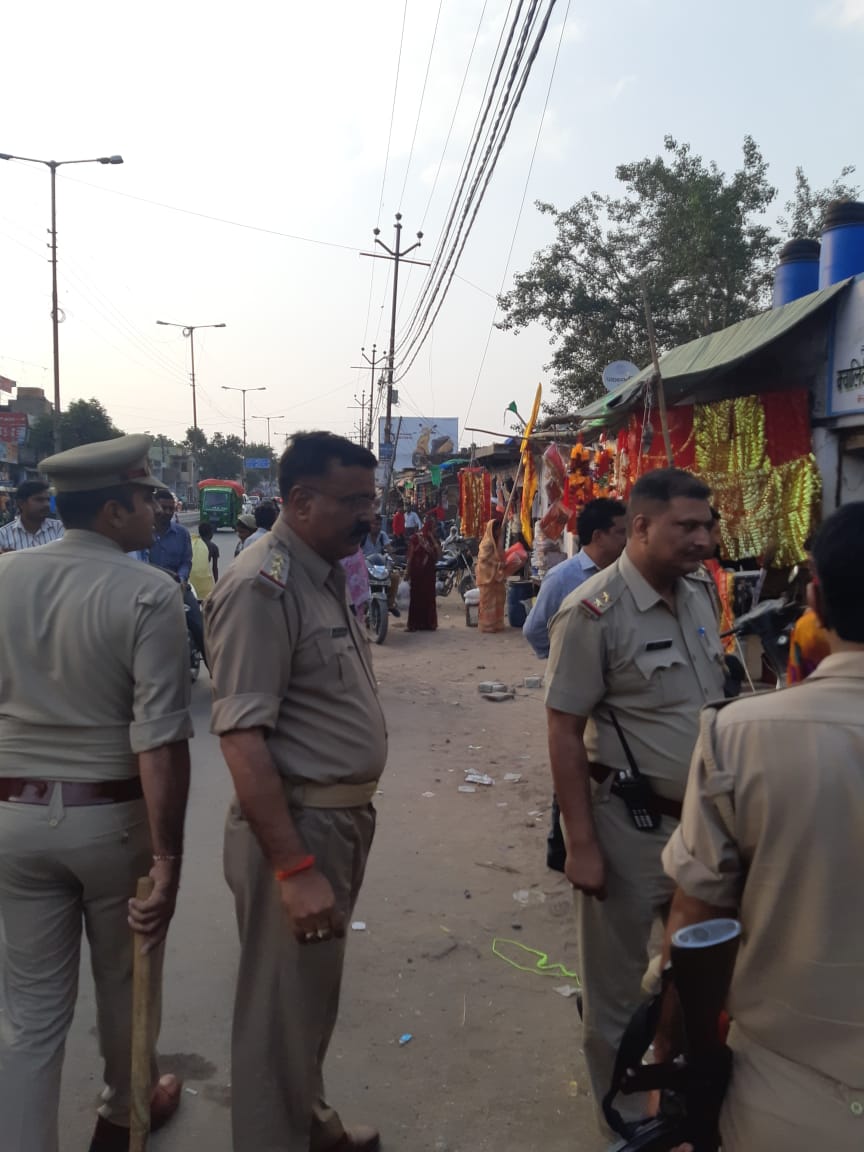 agrapolice's tweet photo. आगरा की जनता को ट्रैफिक जाम से छुटकारा दिलाने तथा दुर्घटनाएं रोकने के लिये @agrapolice ने पूरे जनपद में अभियान चलाया हुआ है,जिसके तहत--- आज बोदला बाजार में अतिक्रमण हटवाया गया इस दौरान 02 ट्रैक्टर ट्रॉली, 03 ट्रक, 22 ऑटो सीज किये गए तथा 12 व्यक्तियों के विरुद्ध कार्यवाही की गयी। https://t.co/Dm9kof83W3