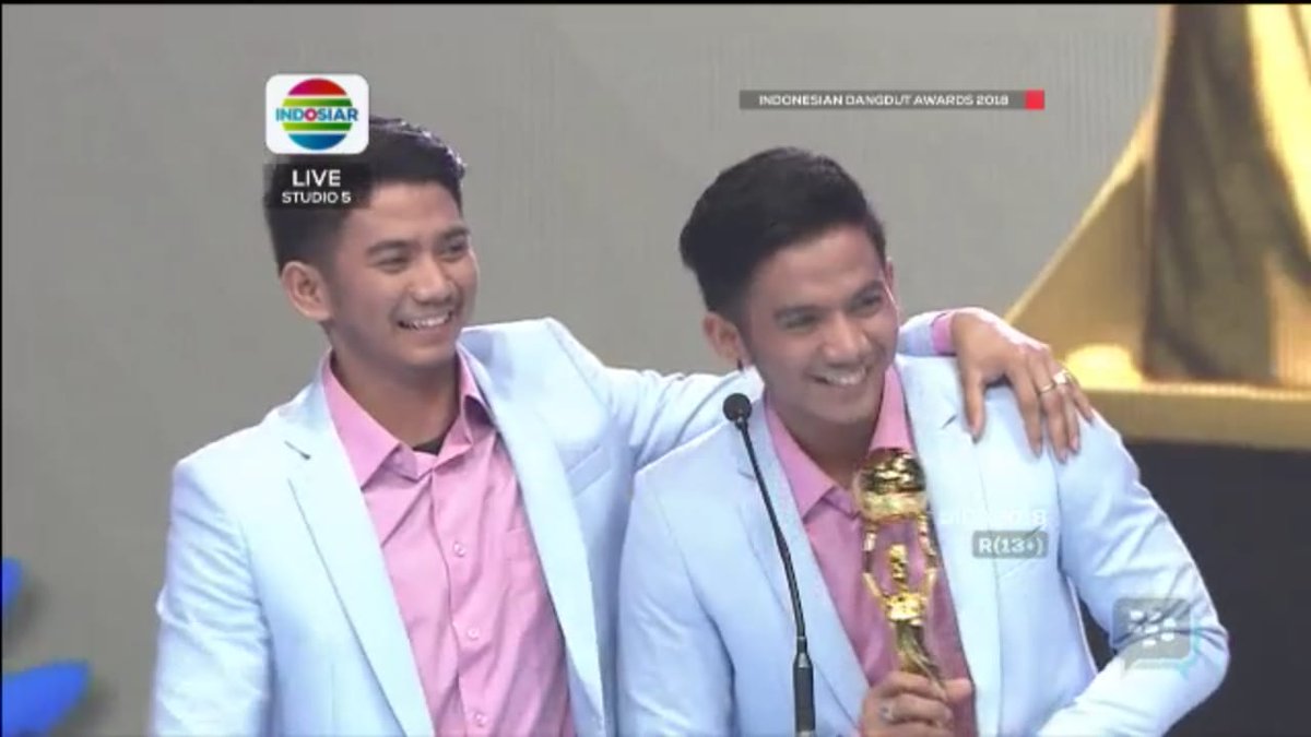 Selamat twins q <a href="/DA2_Rizki/">Rizki 2{R} Real</a> <a href="/DA2_Ridho/">Ridho 2{R}</a> bwa plng piala lg thun ini #IDA2018RizkiRidho