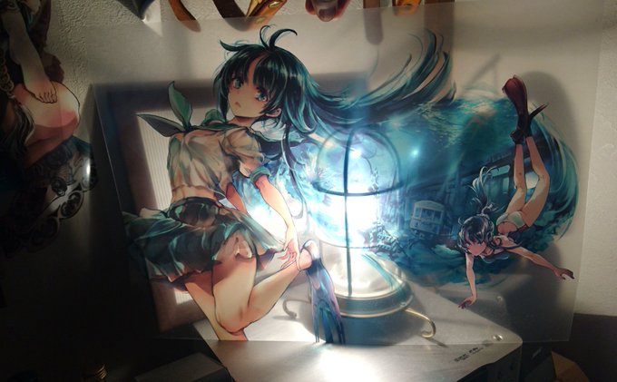 個人的思い付きで単行本カバーをクリアポスターにしてみた、ライトで透かすと海の中っぽくて良い感じ。こう云う表紙カバーも面白そうです(コストが…) 