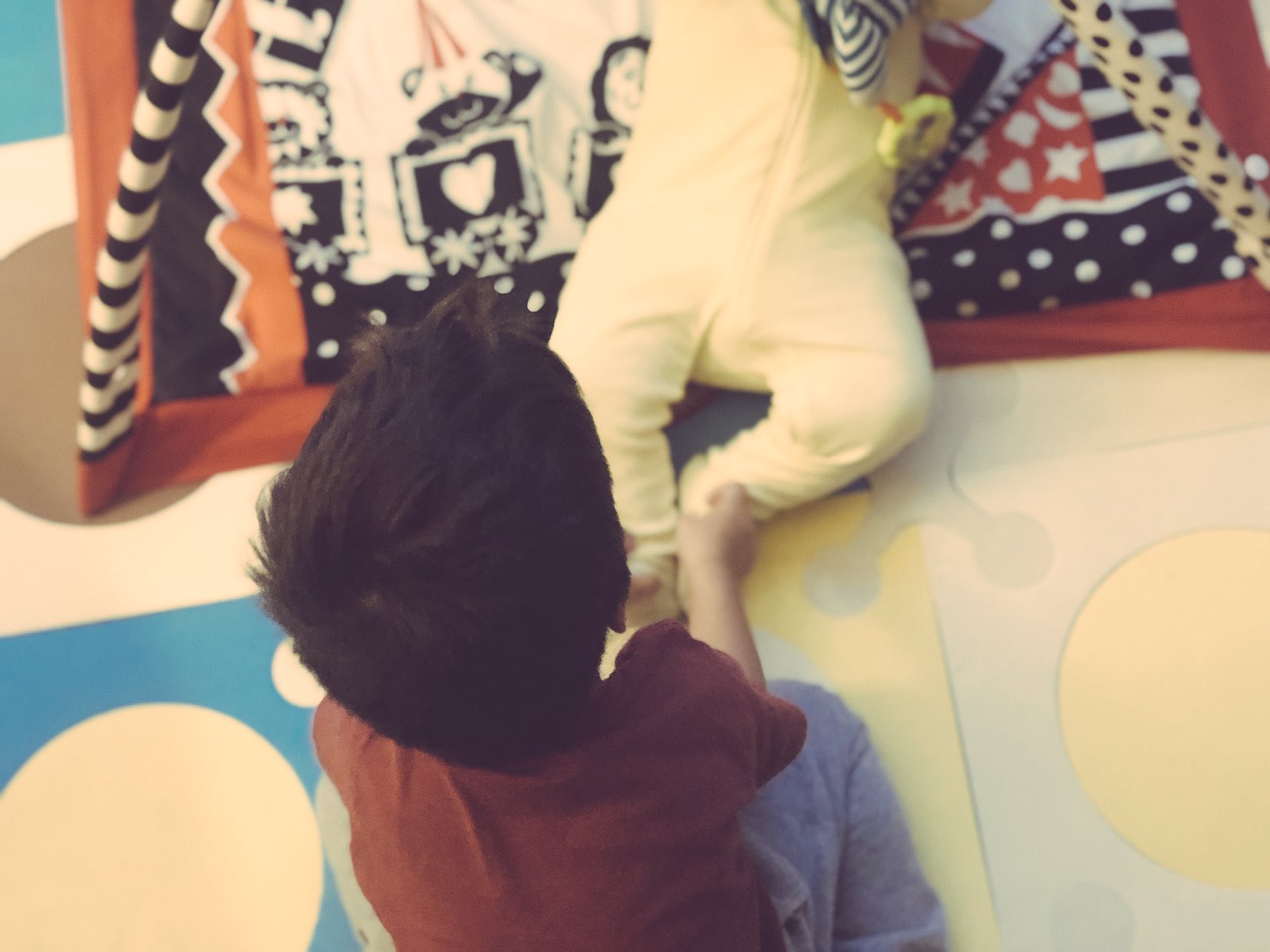 Lin-Manuel Miranda a X: Pre-dawn sibling tickle workshop  t.coQrleNCllt1  X
