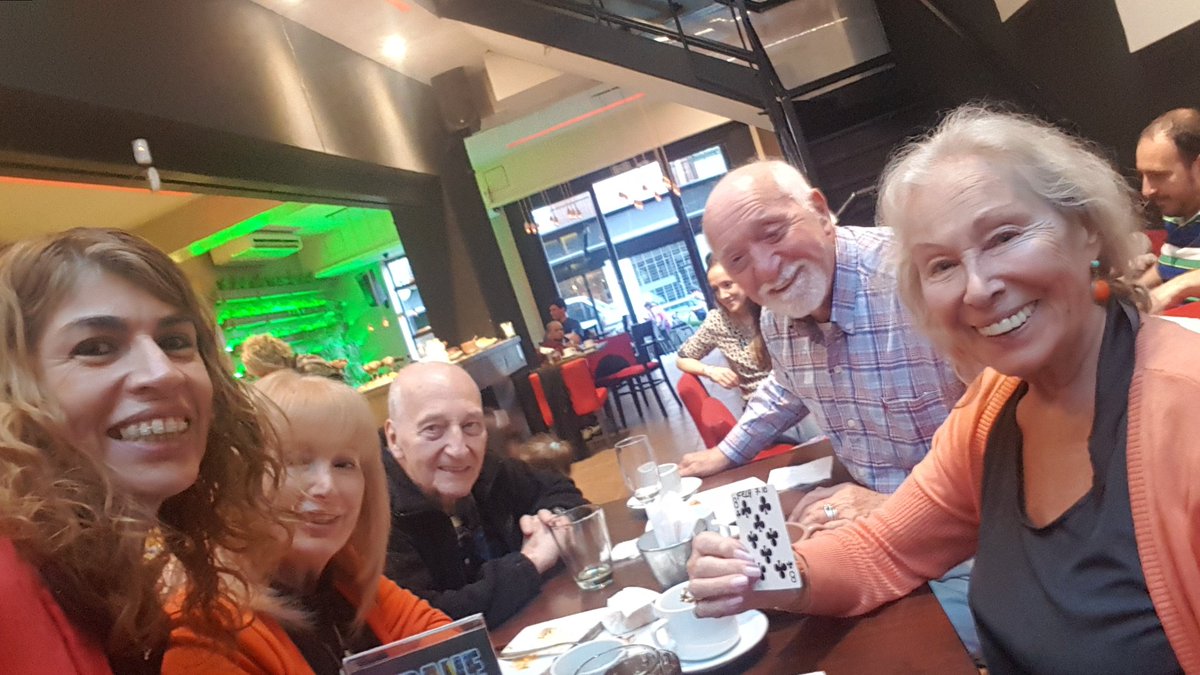 EugeMagia's tweet photo. En @ZIDANERESTOBAR pasamos una tarde a pura magia. 
#eugepalaciomagia
#ilusión #magiadecerca #magiaderestaurante
#magiadebar #eugepalacio.com https://t.co/Lcn2NbzWhP