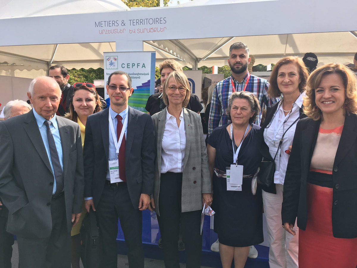 Visite du village francophone #SommetErevan2018 de la Ministre @FrancoiseNyssen au pavillon français merci à tous les partenaires du pavillon @ @IFParis et des autres partenaires francophones @FipfOrg @alliancefrarm @AmbaFR_Armenie @
