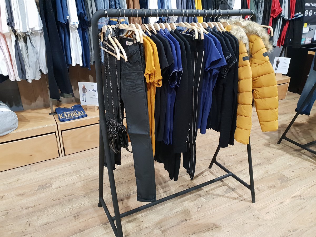 Kaporal's tweet photo. La saga @skolaformation continue [Ép. 2]
L’ouverture de la 1ère boutique lilloise se profile avec l’implantation des vêtements. Découvrez en images nos corners. 
STD! 
Inauguration #SKOLA #LILLE 16/10/18 à 17h30
Inauguration SKOLA #MARSEILLE le 25/10/18 de 18h
#KAPORAL #insertion https://t.co/hbn0JTmteU
