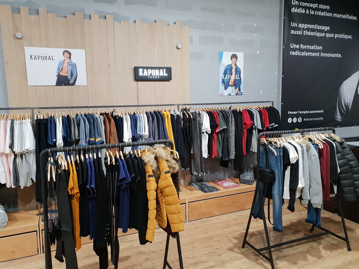 Kaporal's tweet photo. La saga @skolaformation continue [Ép. 2]
L’ouverture de la 1ère boutique lilloise se profile avec l’implantation des vêtements. Découvrez en images nos corners. 
STD! 
Inauguration #SKOLA #LILLE 16/10/18 à 17h30
Inauguration SKOLA #MARSEILLE le 25/10/18 de 18h
#KAPORAL #insertion https://t.co/hbn0JTmteU