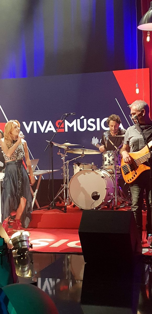 CFAmorElectro's tweet photo. Os Amor Electro estiveram ao vivo na Antena 1 no programa "viva a Música"
#amorelectro #marisaliz #tiagopaisdias #ruirechena #ricardovasconcelos #mauroramos #antena1 https://t.co/AwiQ07HJxM