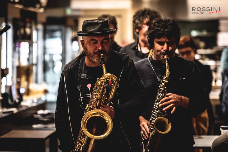 zingarojazzclub's tweet photo. Sax Four Fun @ Rossini Jazz Club, Faenza | 11.10.2018
Foto © Mirk_ONE
https://t.co/PuXTgikoig
#RossiniJazzClub #BistròRossini #Jazz #Faenza #SaxFourFun #OperaRemix #GiorgioBeberi #StefanoMenato #FiorenzoZeni #FabioPetretti #Giovedì #11Ottobre #PiazzadelPopolo #Jazz #Live #Music https://t.co/oWxI8z3sMO