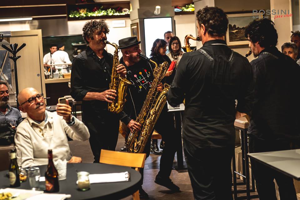 zingarojazzclub's tweet photo. Sax Four Fun @ Rossini Jazz Club, Faenza | 11.10.2018
Foto © Mirk_ONE
https://t.co/PuXTgikoig
#RossiniJazzClub #BistròRossini #Jazz #Faenza #SaxFourFun #OperaRemix #GiorgioBeberi #StefanoMenato #FiorenzoZeni #FabioPetretti #Giovedì #11Ottobre #PiazzadelPopolo #Jazz #Live #Music https://t.co/oWxI8z3sMO
