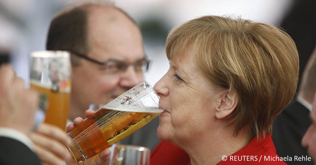 Бюргер немец. Октоберфест меркель. Ангела меркель пьет пиво. Ангела меркель с пивом и медведев. Немецкий солдат кружкой пива.