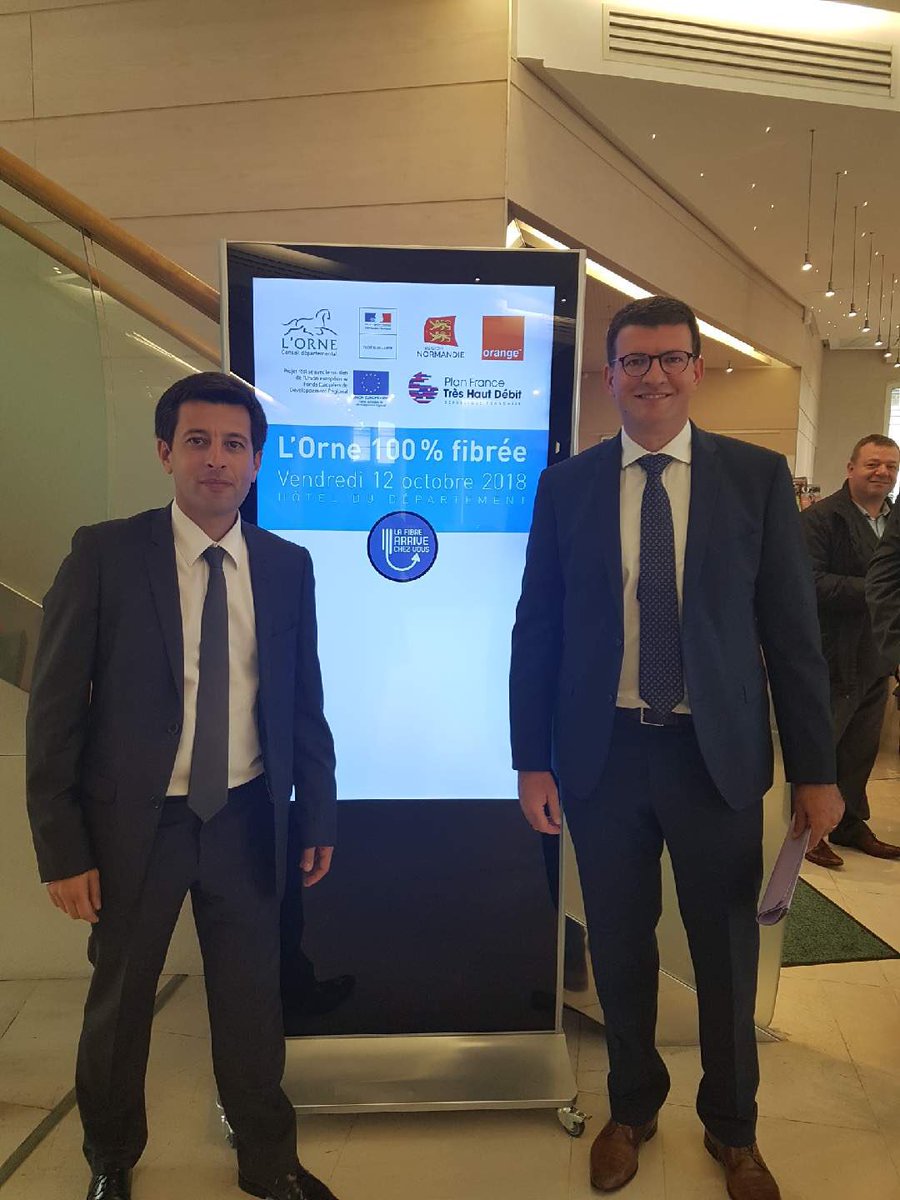 A_HADIDA's tweet photo. Le savoir-faire de nos équipes techniques en action lors de la signature du partenariat entre #Orange, @ornedepartement et @RegionNormandie pr couvrir le département #Orne en #Fibre. Bravo à Nicolas et Stéphane pr leur démo 👌#RIP61 @emmanuelrochas @Maudjo80 @OrangeNormandie https://t.co/xf8aHAPYOy