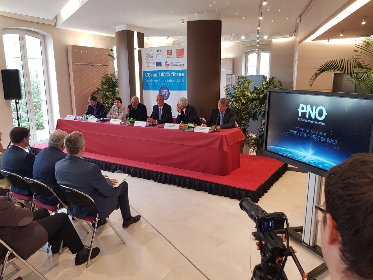 A_HADIDA's tweet photo. Le savoir-faire de nos équipes techniques en action lors de la signature du partenariat entre #Orange, @ornedepartement et @RegionNormandie pr couvrir le département #Orne en #Fibre. Bravo à Nicolas et Stéphane pr leur démo 👌#RIP61 @emmanuelrochas @Maudjo80 @OrangeNormandie https://t.co/xf8aHAPYOy