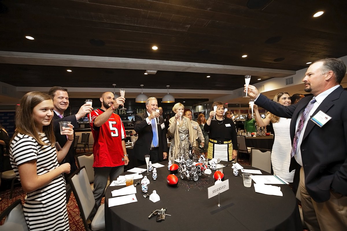 MattBosher5's tweet image. Cheers to the Farmers all across America. Thank you for providing us all with healthy and delicious foods and dairy. #UndeniablyDairy