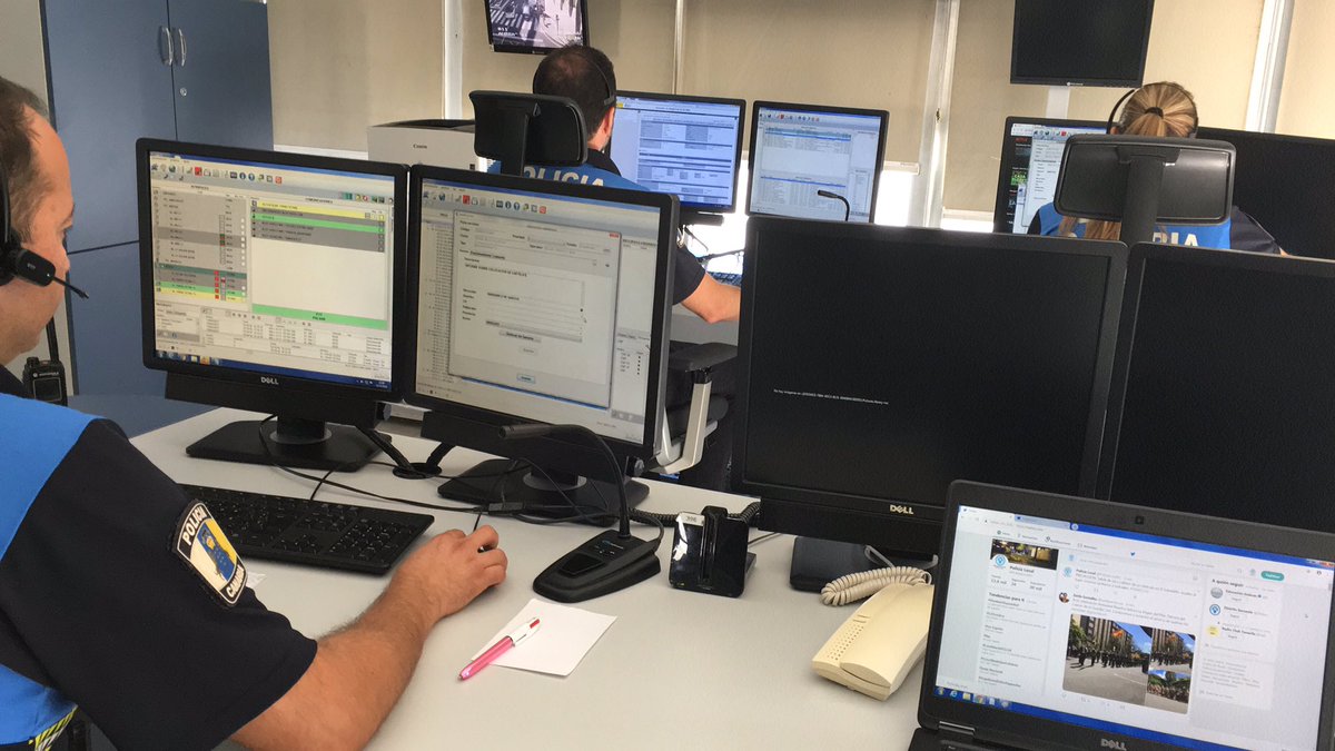 PoliciaLocalSC's tweet image. El trabajo de l@s compañer@s en la vía pública (Refuerzos+Unidades Operativas+Unipol) se coordina y apoya también desde la #SaladeControl #092 @PoliciaLocalSC #CandelariaSCLL18