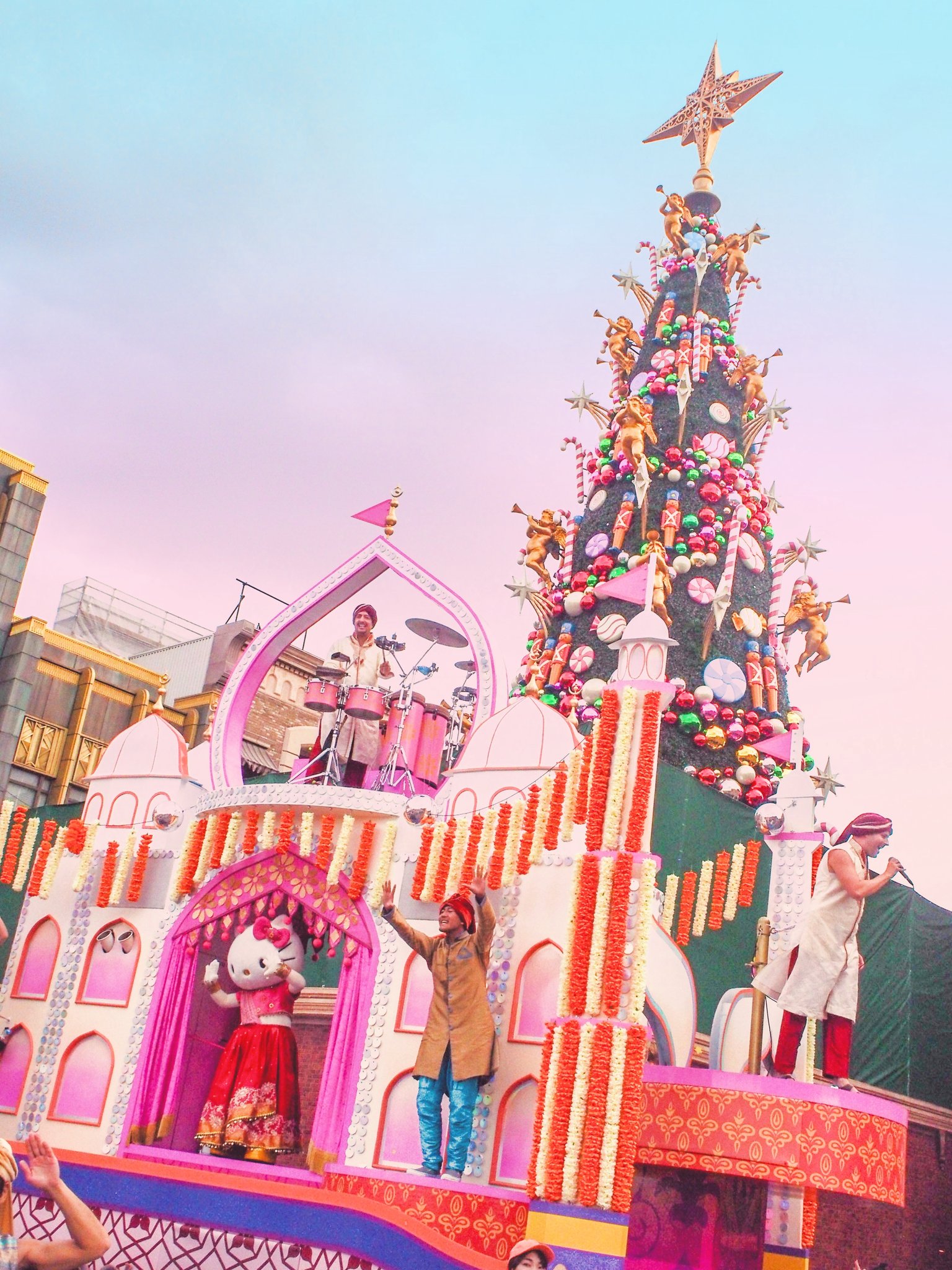 Kana Miyu ユニバ垢 ユニバに クリスマスツリー建ってた ハロウィンパレードとの コラボ写真 わーなんか 可愛い写真撮れた Usj ユニバーサル Usjハロウィン Usjクリスマスツリー Usjパレード T Co L63kxhrppd Twitter