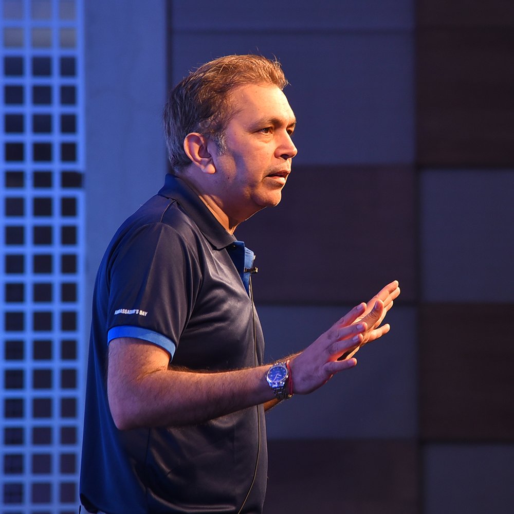 AmexIndia's tweet photo. Our employees provide powerful backing to Card members and merchant partners every day. Today, they stepped out to thank our merchants for their partnership as we grow stronger together #BlueHeroes #AmbassadorsDay https://t.co/wxcv9MnSX3