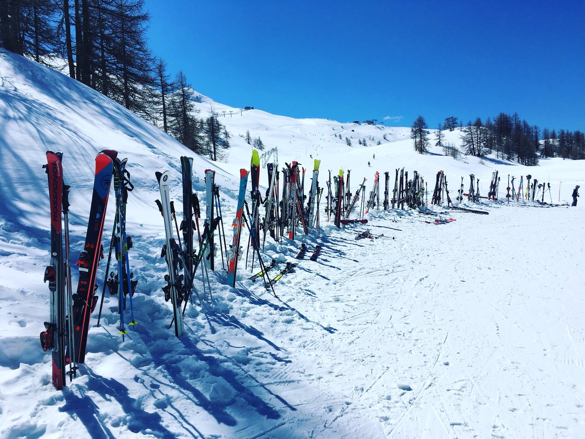 Alpineapres's tweet photo. Roll on long lunches on the pistes and in the sunshine #skiseason #winter #sauzedoulx #vialattea https://t.co/COsAiOjtEN