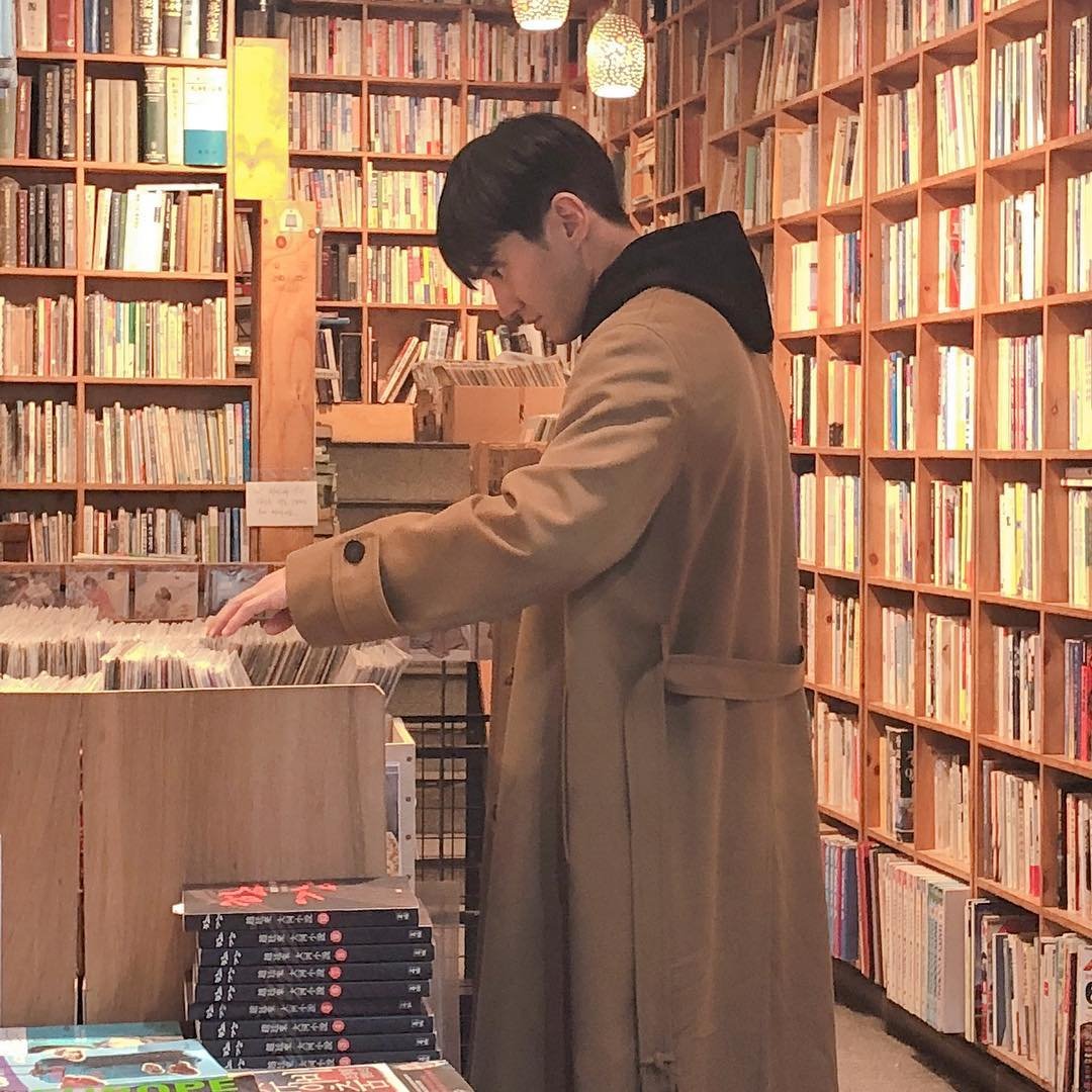 WeLoveChoiSiwon's tweet photo. 181012 - wwwwwwwwewwwwww IG update with Siwon in Busan: "I saw Choi Siwon in Bosu Dong Book Alley!! As soon as I saw him I knew he was a celebrity." ๐๐ #Siwon #์ต์์ #ๅดๅงๆบ #์ํผ์ฃผ๋์ด #์ํ #siwon #siwonchoi #siwonoppa #superjunior" https://t.co/KAMlY4rcl3