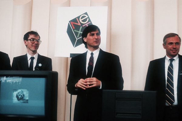 webcamsdemexico's tweet photo. Hoy hace 30 años que Steve Jobs lanzó al mercado el NeXT Computer, su primer ordenador fuera de Apple. 

Vía @retrochenta:
https://t.co/meGNV2lAuU