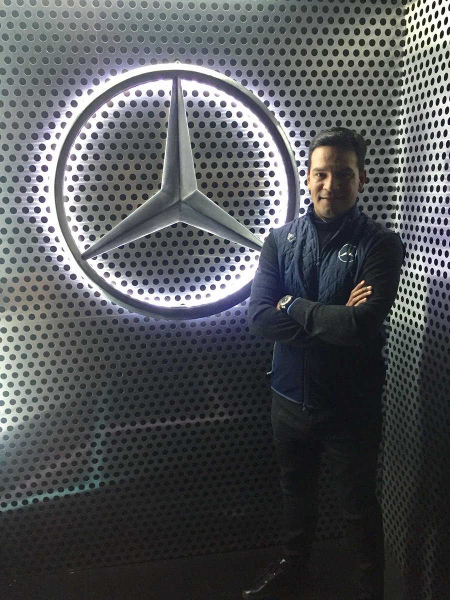 FabianGomezGolf's tweet photo. #DrivetheNight con amigos en el Mercedes Benz Basement. Un honor ser embajador @MercedesBenzArg en el @PGATOUR https://t.co/GCbt0P3zuV
