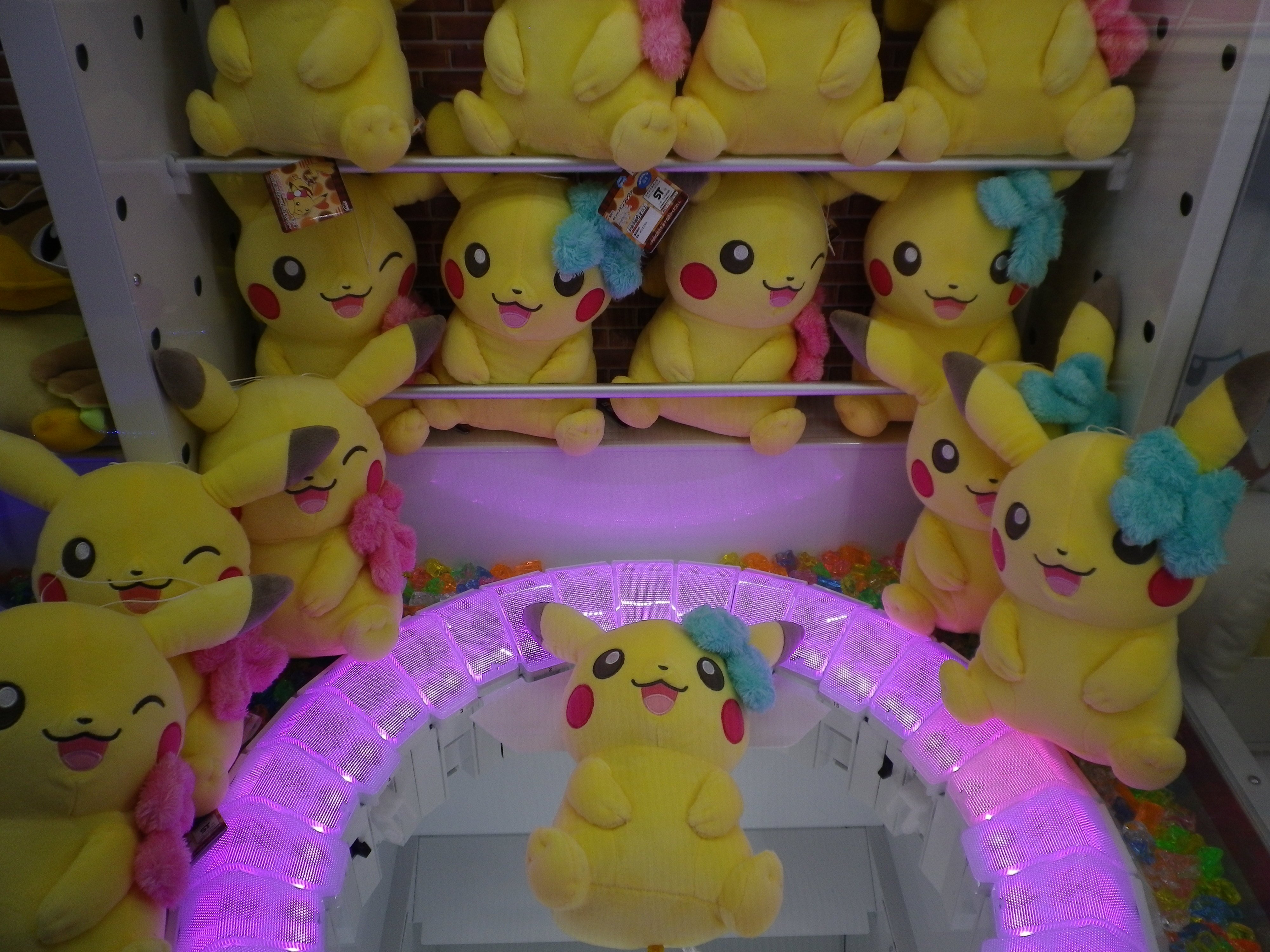 スーパーノバ 福島 Girlish Pikachu でっかいぬいぐるみ ふわふわオシャレ 入荷致しました Girlish Pikachuシリーズ今回のテーマは ふわふわ です リボンを付けてオシャレしたピカチュウがふわふわなぬいぐるみに ちなみに性別の見分け方はしっぽ