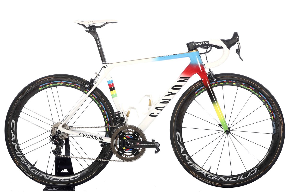 alejanvalverde's tweet photo. Espectacular todo el material que ha preparado @Movistar_Team para lucir al máximo el arcoiris 🌈😍.

📷 @PhotoGomezSport https://t.co/o549A0Rj4g