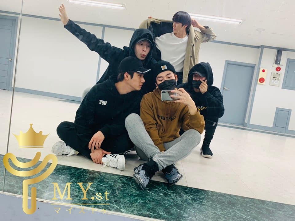 5MY_st's tweet photo. 【https://t.co/KKFIMBBMVi】
https://t.co/KKFIMBBMVi集合！！！
みなさんまっててくださいね☺️
とってもさむくなってきましたけど、
僕たちがもうすぐいくのでかぜひかないように、たくさんねて、たくさん食べてげんきにあいましょう^^  #MYst
#마이스트 
#マイストゥ https://t.co/B5tp6oz6nW