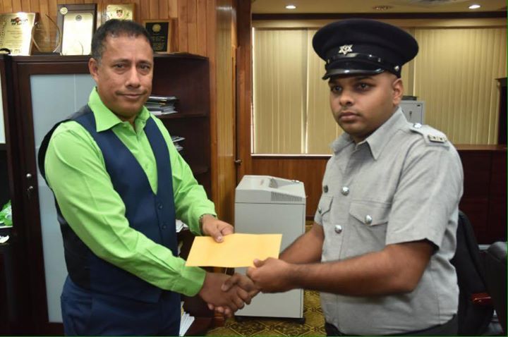 961wefm's tweet image. #GoodWork 
Three days ago PC Dario Ramlal discovered that someone had mistakenly left behind their debit card and  TT$2,000, at a Marabella Soctiabank ATM. 

In keeping with the TTPS’ motto, “to protect and serve with pride,” he tried to find the owner. 

However, when the o…